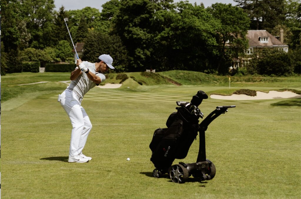 Examine reveals identical well being advantages gained from utilizing a push or energy trolley to carrying a golf bag