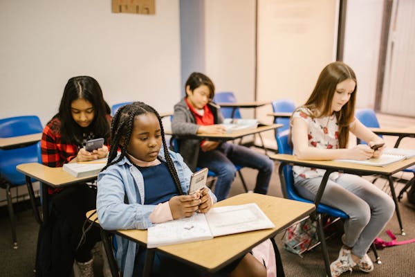 Florida bans young students from using cell phone during school hours