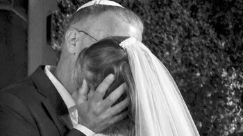 Tali Dee gets married wearing her mother's wedding dress